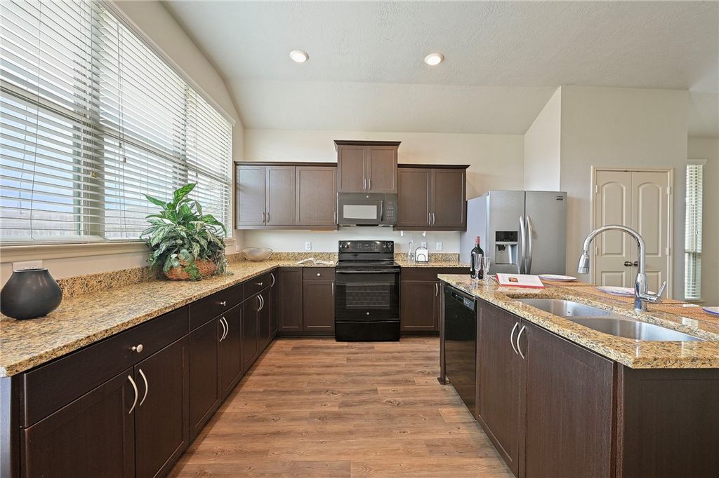 2004 Shimla Drive, Bryan, TX 77807 — photo 4
