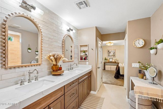 1974 E DUBOIS Avenue, Gilbert, AZ 85298