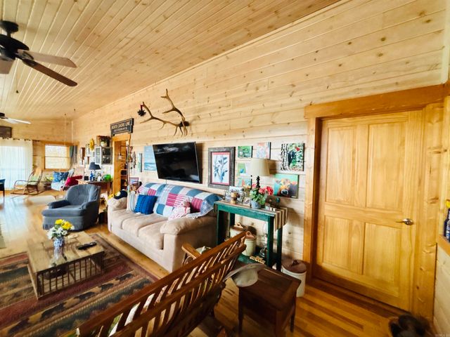 1915 Ridge Road, Mountain View, AR 72560