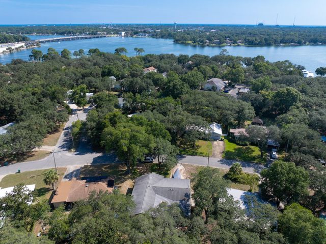 209 Hawthorne Circle, Fort Walton Beach, FL 32547