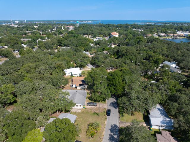 209 Hawthorne Circle, Fort Walton Beach, FL 32547