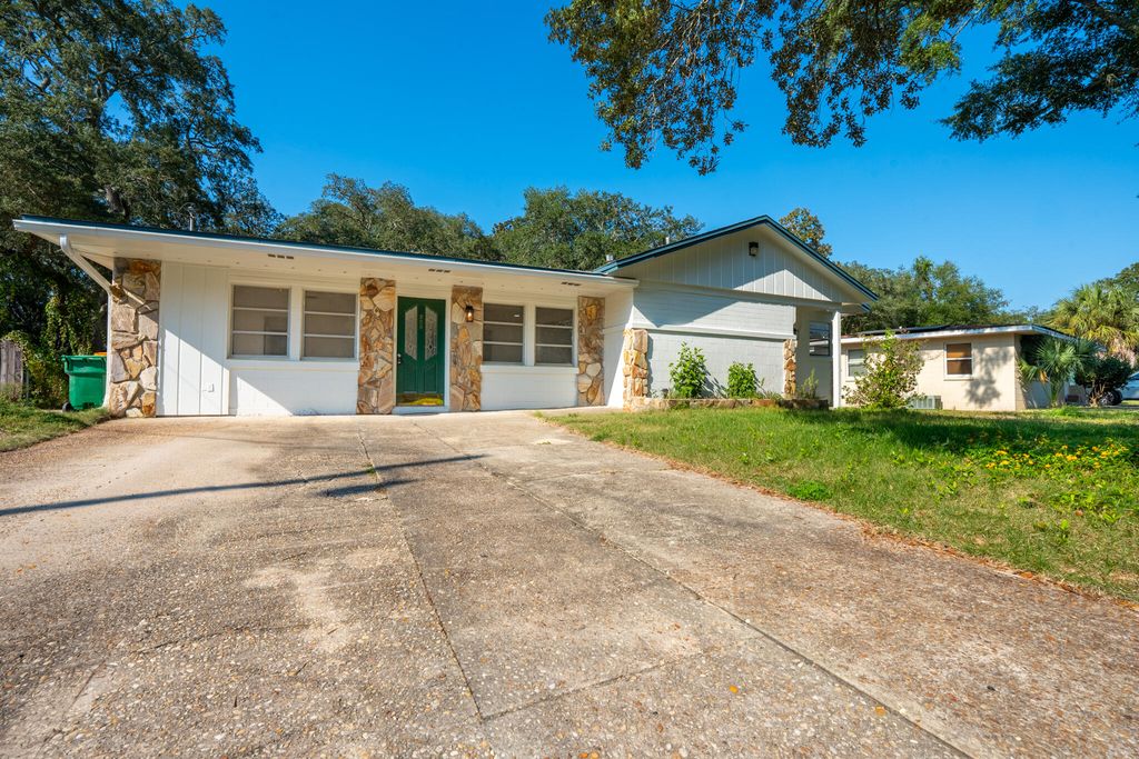 209 Hawthorne Circle, Fort Walton Beach, FL 32547