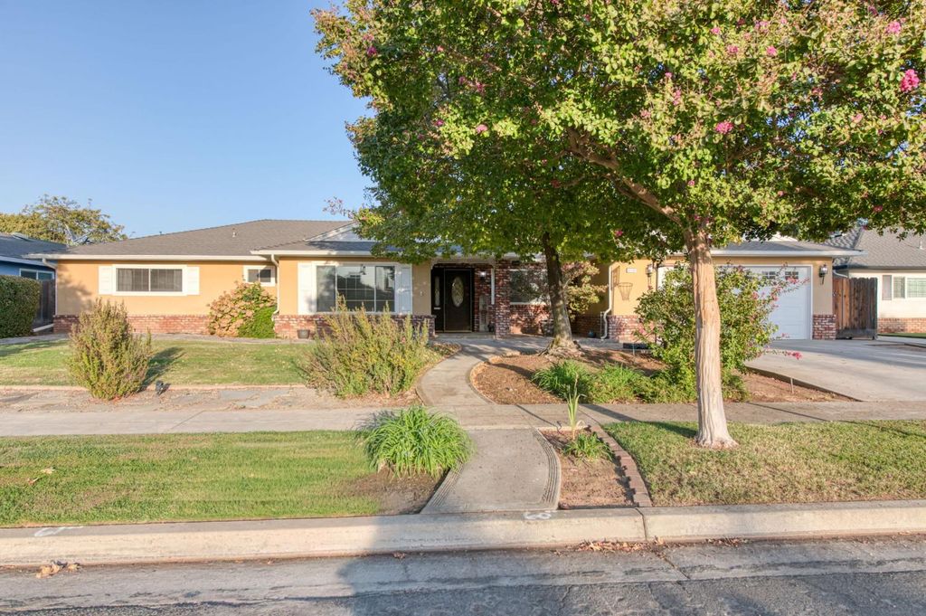 6736 N Thorne Avenue, Fresno, CA 93711