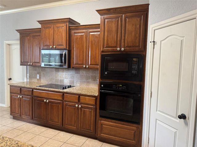 1912 SE 18th Street, Moore, OK 73160