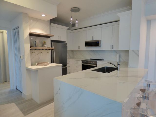 802 W Windward Way 303, Lantana, FL 33462