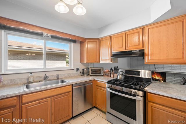3053 Belcher Drive, Sterling Heights, MI 48310