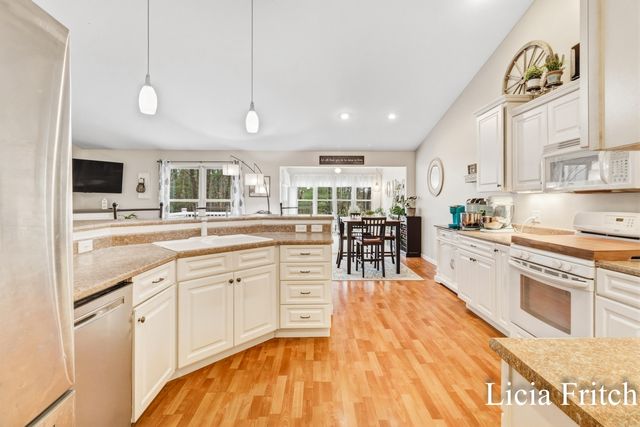 1527 W Addison Way, Laketon Twp, MI 49445