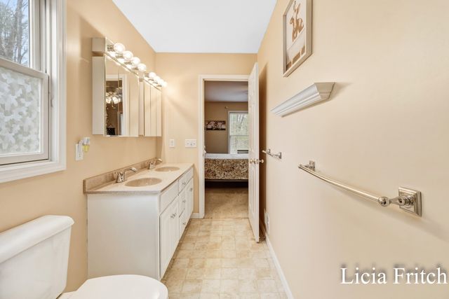 1527 W Addison Way, Laketon Twp, MI 49445