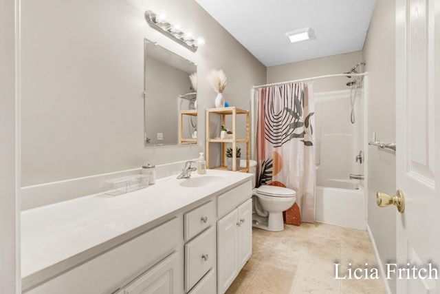 1527 W Addison Way, Laketon Twp, MI 49445