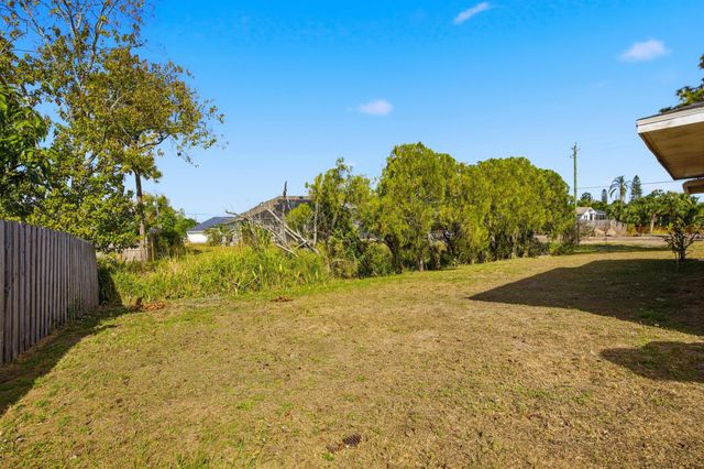 569 SE Fallon Drive, Port St Lucie, FL 34983