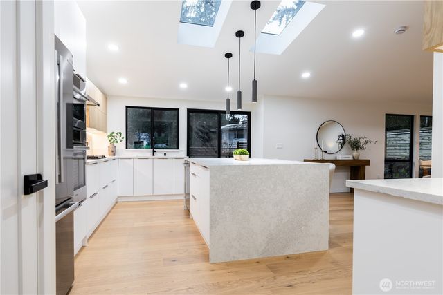 15621 SE 24th Street, Bellevue, WA 98008