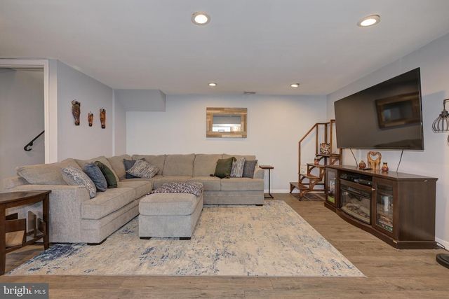 211 VALLEY FORGE RD, Cinnaminson, NJ 08077