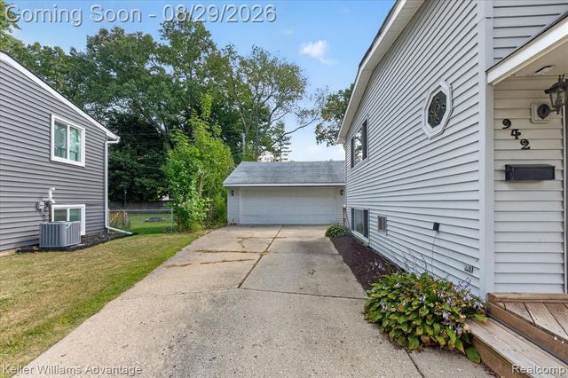 942 Panorama Drive, Milford, MI 48381