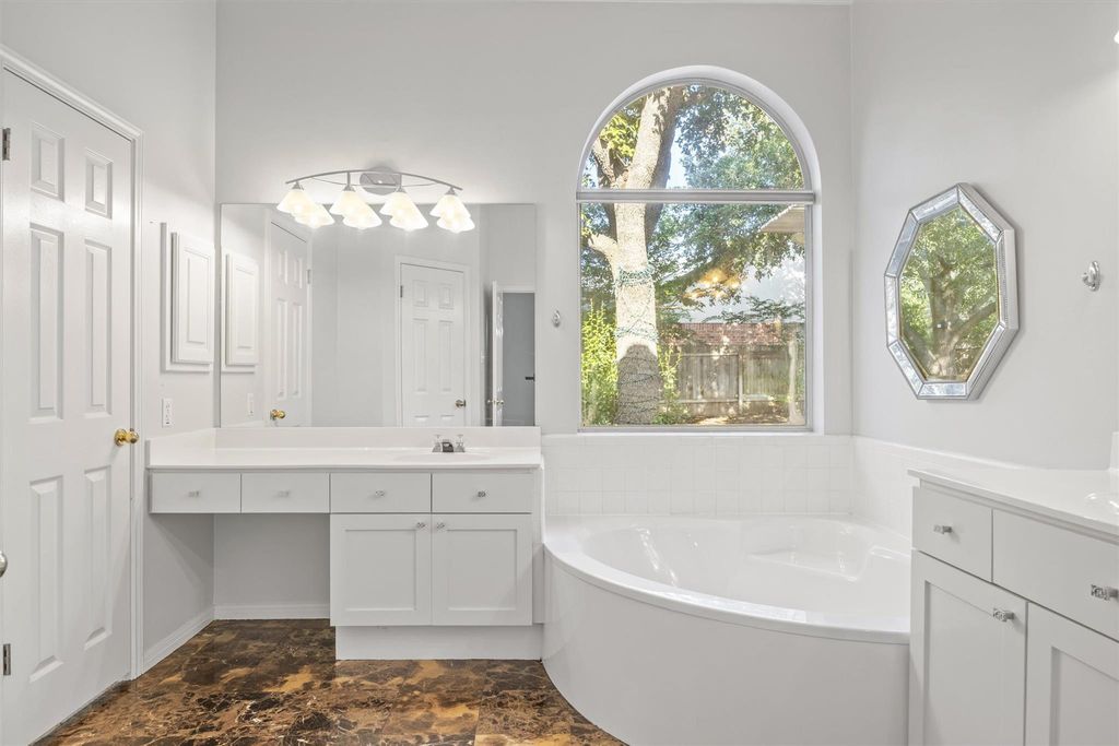 7124 Quimper LN, Austin, TX 78749