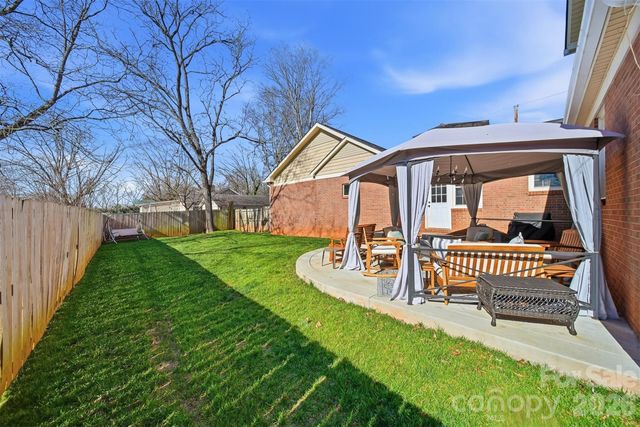 1002 S Brady Avenue, Newton, NC 28658