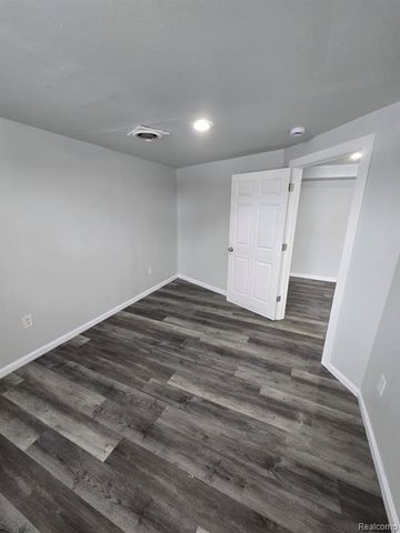 2802 Fenton Road, Flint, MI 48507