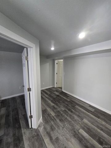 2802 Fenton Road, Flint, MI 48507