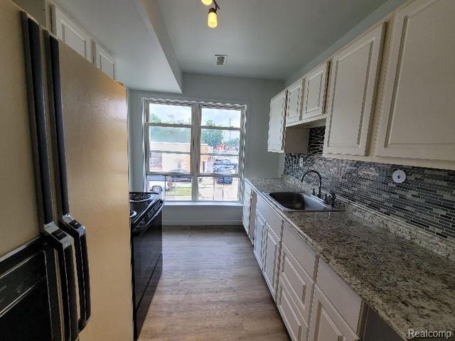 2802 Fenton Road, Flint, MI 48507