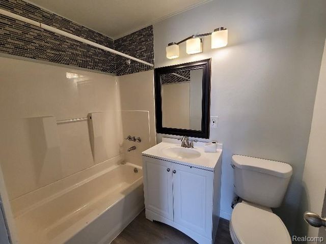 2802 Fenton Road, Flint, MI 48507