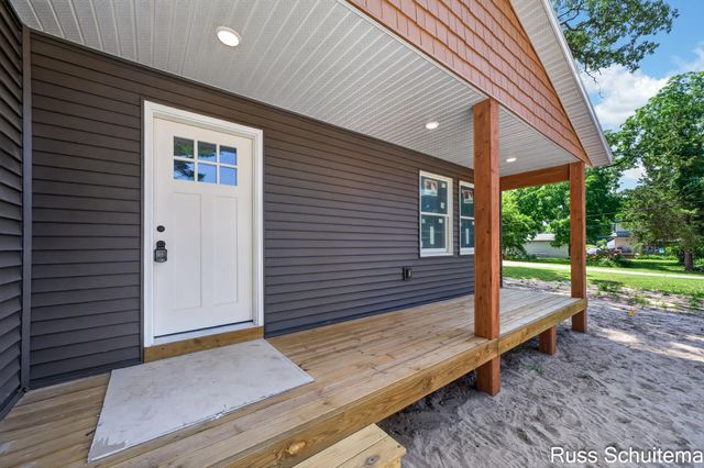 170 N 6th Avenue, Fruitport, MI 49415