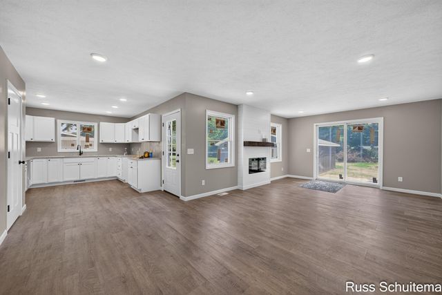 170 N 6th Avenue, Fruitport, MI 49415