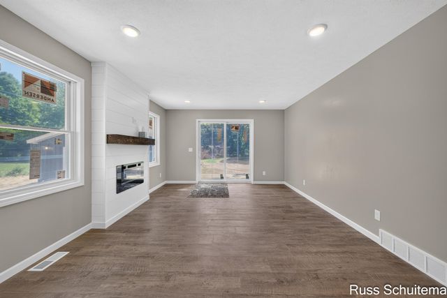 170 N 6th Avenue, Fruitport, MI 49415