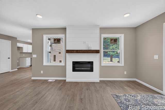 170 N 6th Avenue, Fruitport, MI 49415