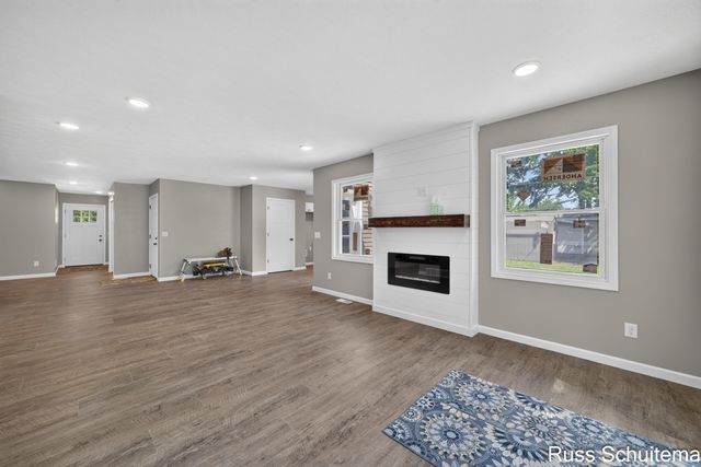 170 N 6th Avenue, Fruitport, MI 49415