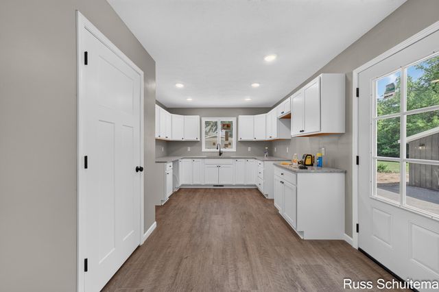 170 N 6th Avenue, Fruitport, MI 49415
