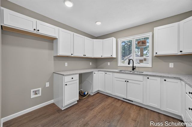 170 N 6th Avenue, Fruitport, MI 49415