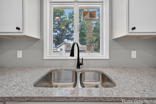 170 N 6th Avenue, Fruitport, MI 49415