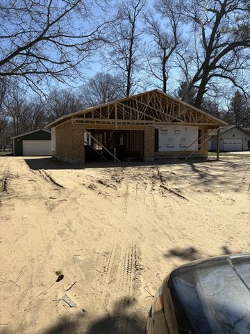 170 N 6th Avenue, Fruitport, MI 49415