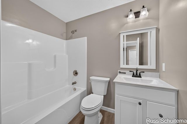 170 N 6th Avenue, Fruitport, MI 49415