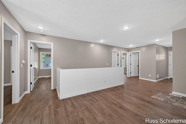 170 N 6th Avenue, Fruitport, MI 49415