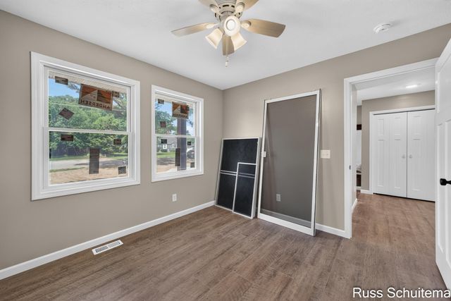 170 N 6th Avenue, Fruitport, MI 49415