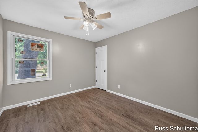 170 N 6th Avenue, Fruitport, MI 49415