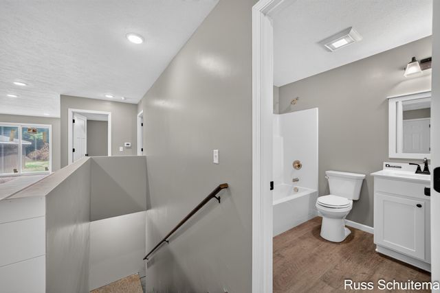 170 N 6th Avenue, Fruitport, MI 49415