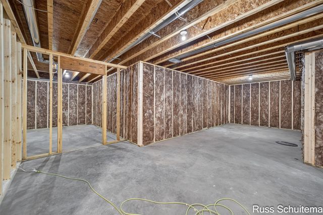 170 N 6th Avenue, Fruitport, MI 49415