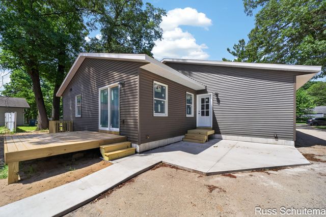 170 N 6th Avenue, Fruitport, MI 49415