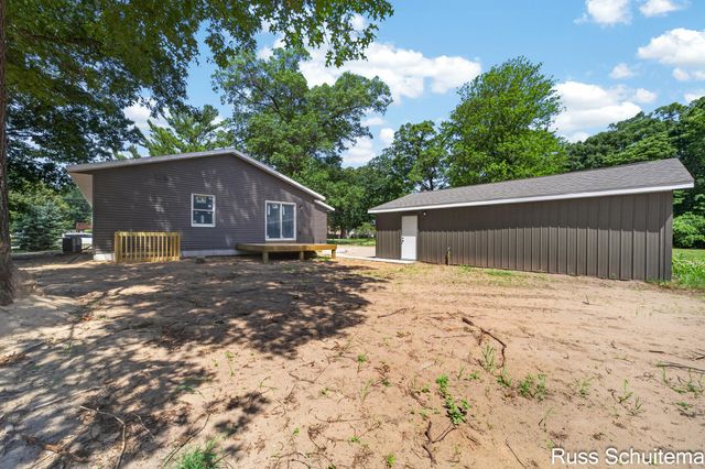 170 N 6th Avenue, Fruitport, MI 49415