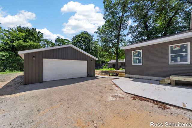 170 N 6th Avenue, Fruitport, MI 49415