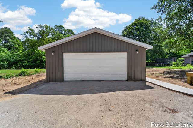 170 N 6th Avenue, Fruitport, MI 49415