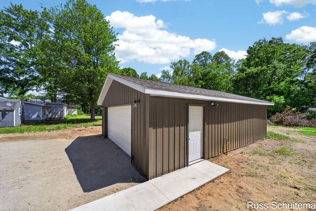 170 N 6th Avenue, Fruitport, MI 49415