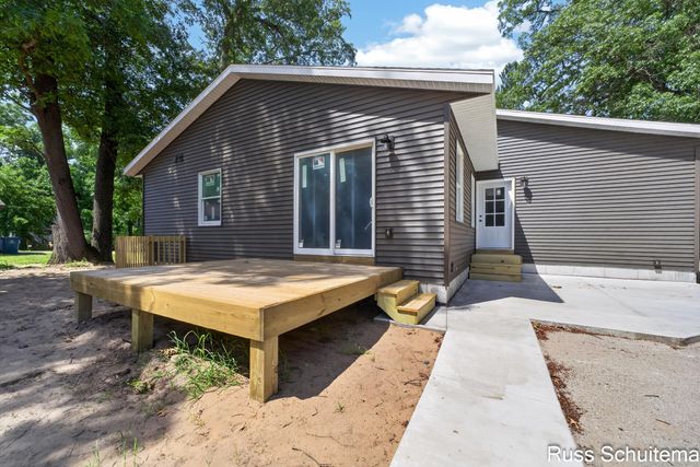 170 N 6th Avenue, Fruitport, MI 49415