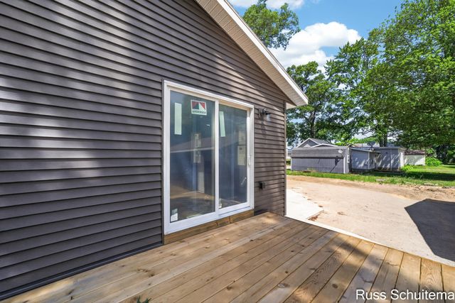 170 N 6th Avenue, Fruitport, MI 49415