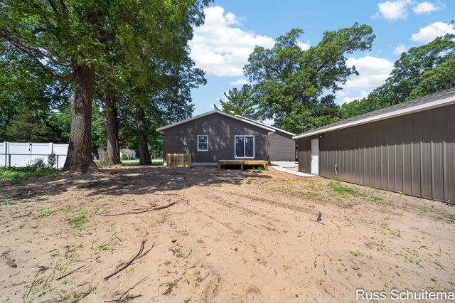 170 N 6th Avenue, Fruitport, MI 49415