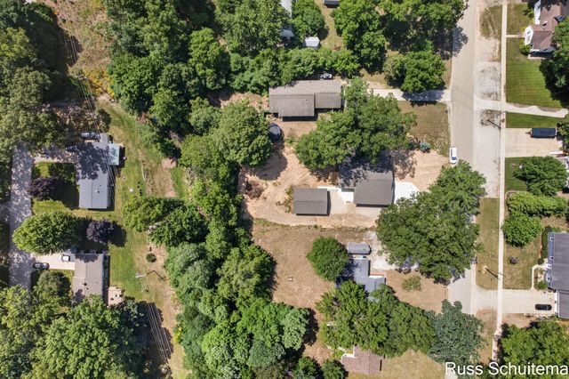 170 N 6th Avenue, Fruitport, MI 49415