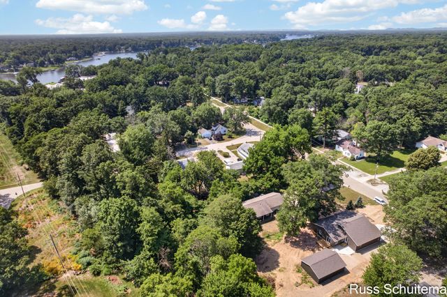170 N 6th Avenue, Fruitport, MI 49415