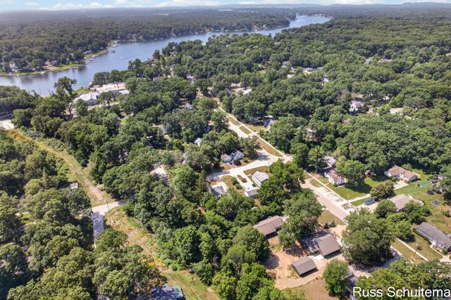 170 N 6th Avenue, Fruitport, MI 49415