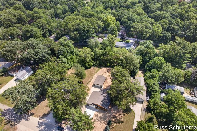 170 N 6th Avenue, Fruitport, MI 49415
